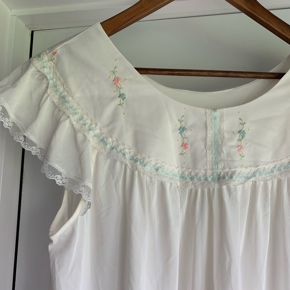 White Floral Embroidered nightgown - Picture 3 of 11